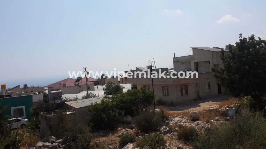 ERDEMLİ SİTE OLMAYA MUSAİT DENİZ MANZARALI SATILIKVİLLALIK ARSA