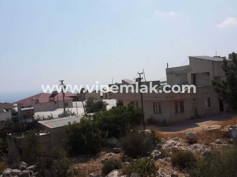 ERDEMLİ SİTE OLMAYA MUSAİT DENİZ MANZARALI SATILIKVİLLALIK ARSA