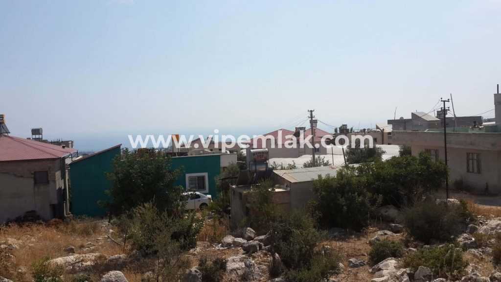 ERDEMLİ SİTE OLMAYA MUSAİT DENİZ MANZARALI SATILIKVİLLALIK ARSA