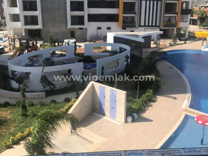 Tece de oturuma hazır havuzlu site içerisinde satılık yazlık daire 4+1