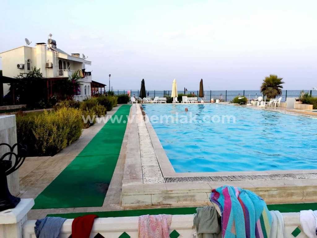 ÇEŞMELİ DUBLEKS VİLLA SERİNKENT SİTESİ_13 ÇEŞMELİDE DENİZE SIFIR KONUMDA KELEPİR FİYATTA SATILIK VİLLA