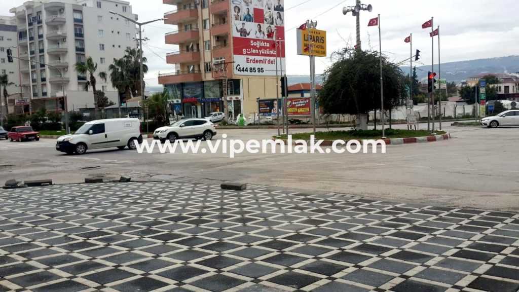 akdeniz mah aylık 15000 tl kiracılık  576 m2 köşe başı satılık dükkan