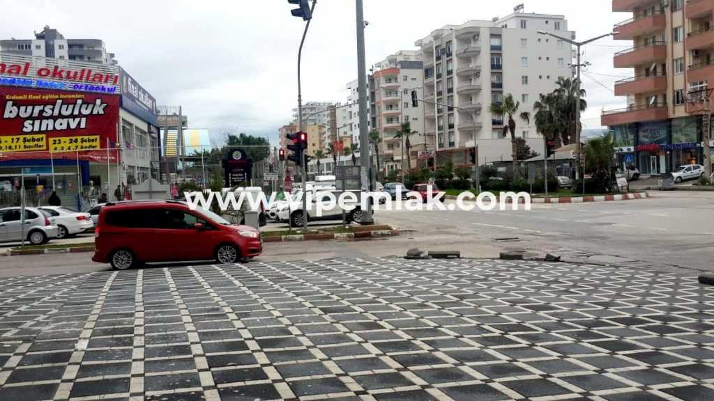 akdeniz mah aylık 15000 tl kiracılık  576 m2 köşe başı satılık dükkan