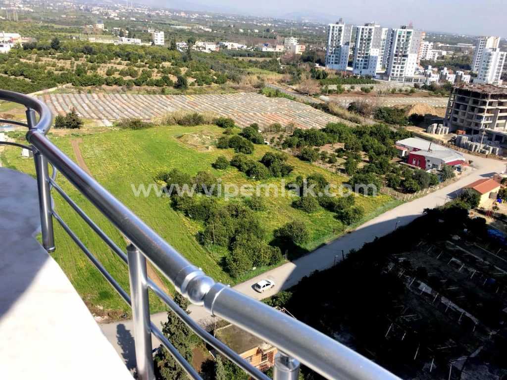 MERSİN TÖMÜK SEYRANBAĞLARI SİTESİNDE  SATILIK GENİŞ 3+1 YAZLIK DAİRE