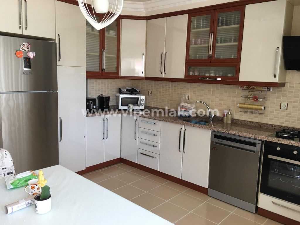 ERDEMLİ DE MERKEZİ KONUMDA SATILIK GENİŞ DAİRE