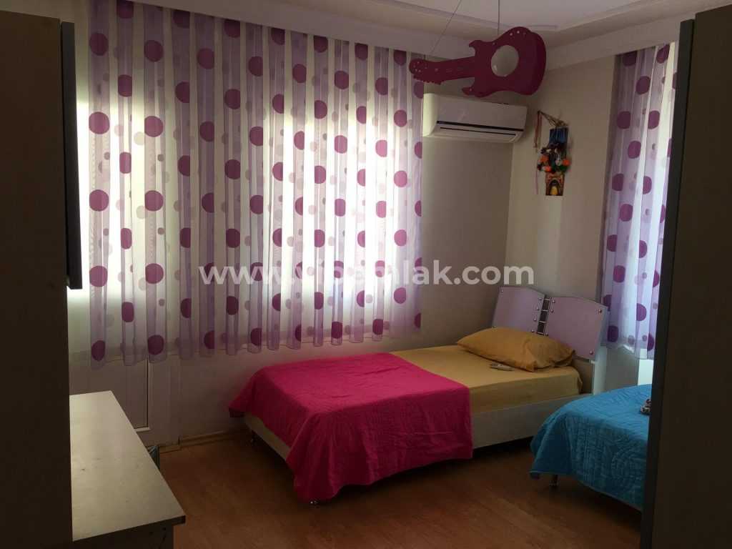 ERDEMLİ DE MERKEZİ KONUMDA SATILIK GENİŞ DAİRE