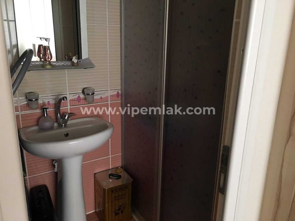ERDEMLİ DE MERKEZİ KONUMDA SATILIK GENİŞ DAİRE