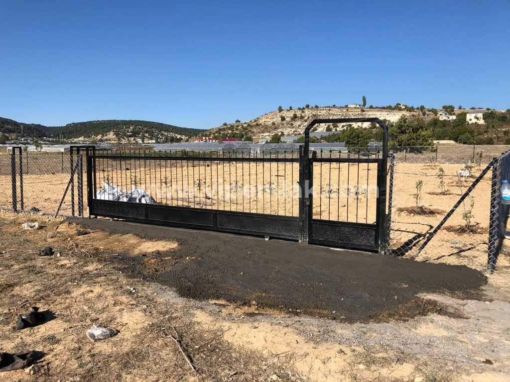 harfilli 975m2 yolu ve suyu bulunan satılık  ev,sera,tarlaya  uygun yer