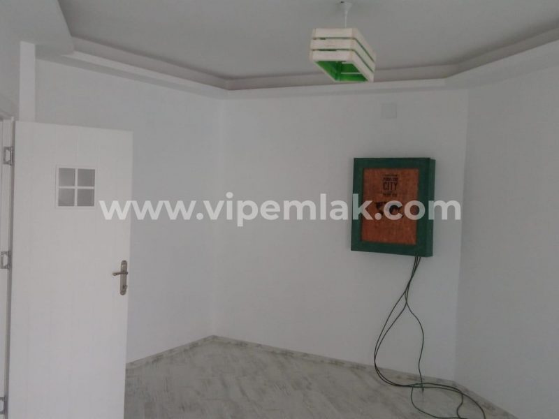 ESENKENT SİTESİNDE İÇİ YENİLENMİŞ COUNTRY VİLLA