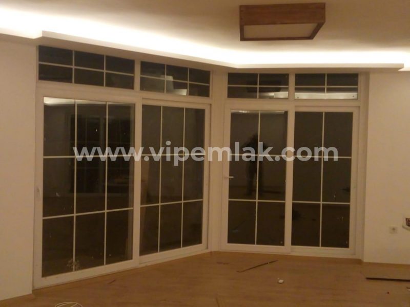 ESENKENT SİTESİNDE İÇİ YENİLENMİŞ COUNTRY VİLLA