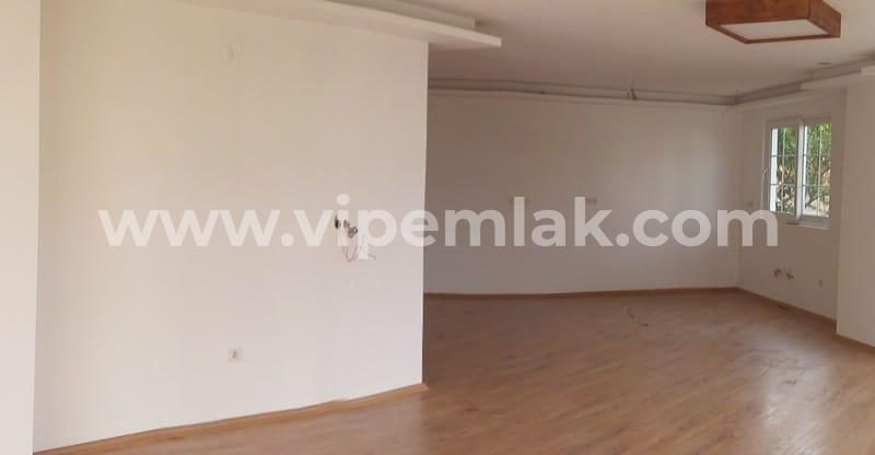 ESENKENT SİTESİNDE İÇİ YENİLENMİŞ COUNTRY VİLLA