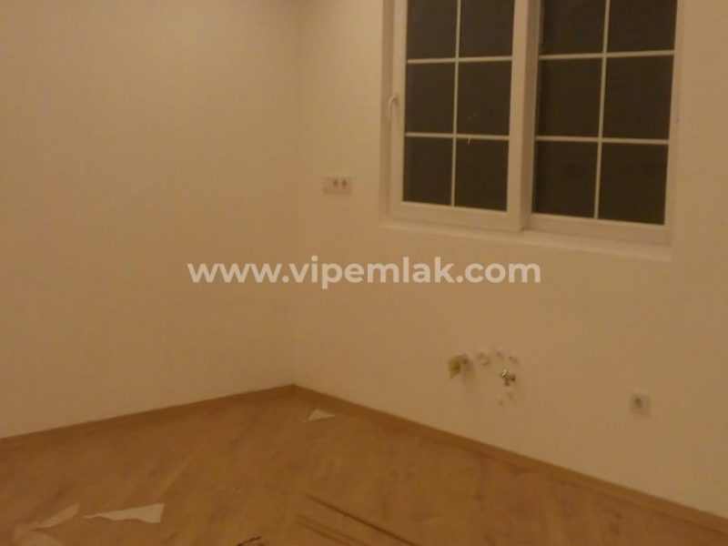 ESENKENT SİTESİNDE İÇİ YENİLENMİŞ COUNTRY VİLLA