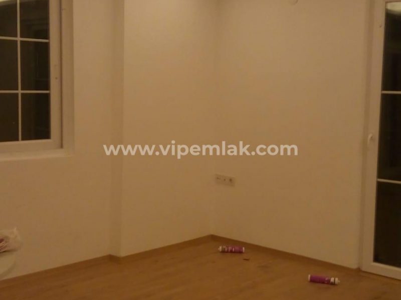 ESENKENT SİTESİNDE İÇİ YENİLENMİŞ COUNTRY VİLLA
