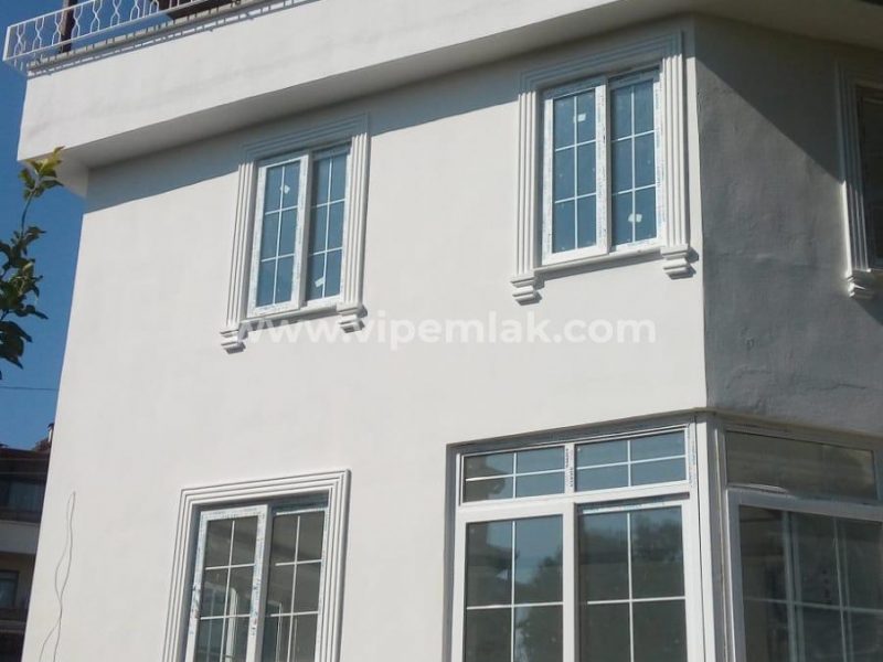 ESENKENT SİTESİNDE İÇİ YENİLENMİŞ COUNTRY VİLLA