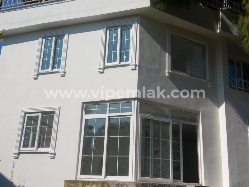ESENKENT SİTESİNDE İÇİ YENİLENMİŞ COUNTRY VİLLA