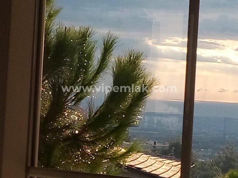 ESENKENT SİTESİNDE İÇİ YENİLENMİŞ COUNTRY VİLLA