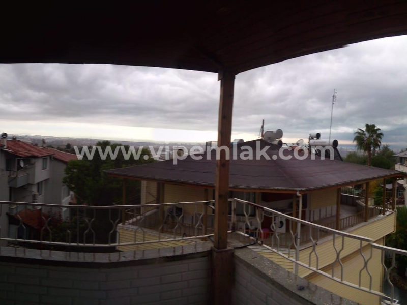 ESENKENT SİTESİNDE İÇİ YENİLENMİŞ COUNTRY VİLLA