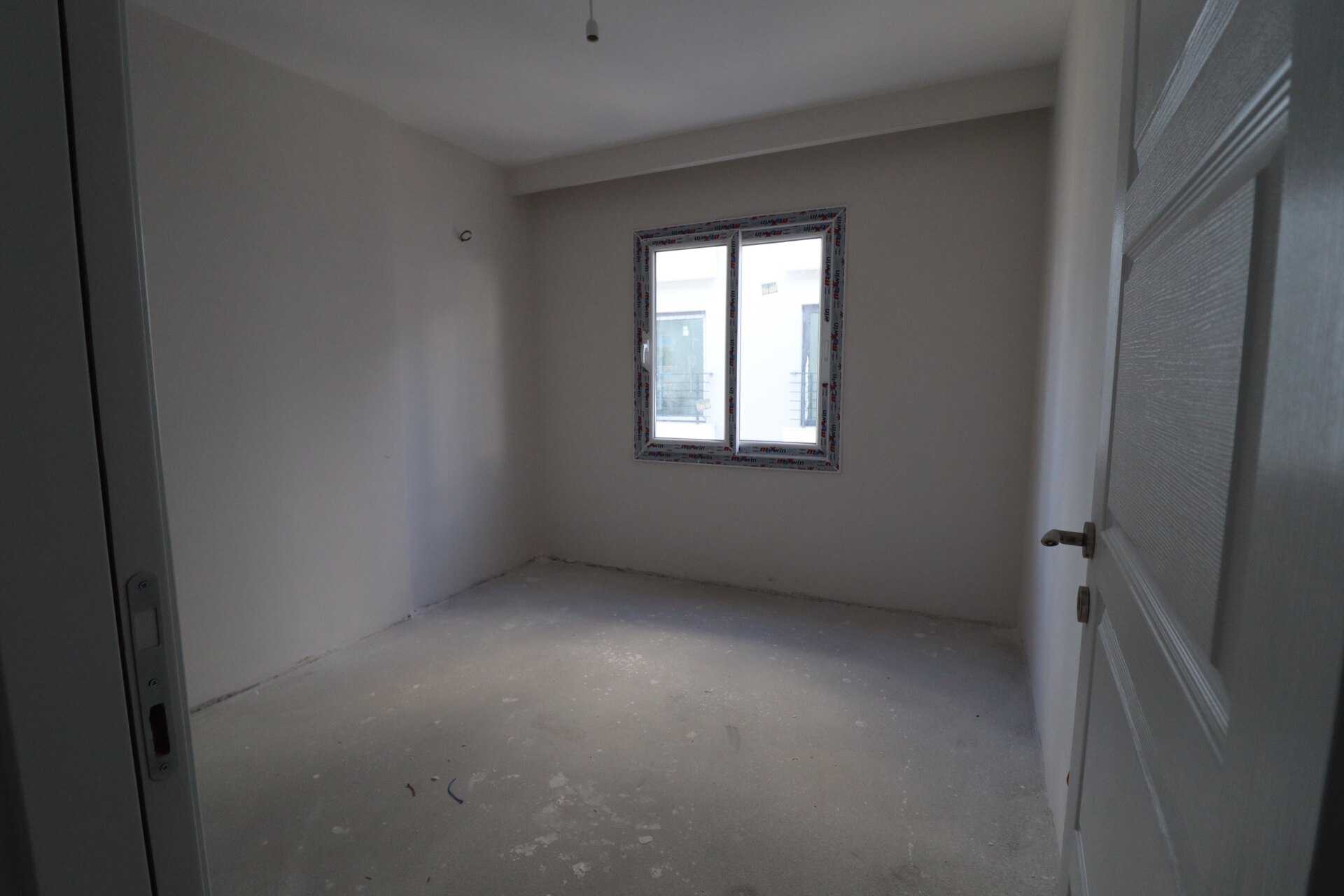  Erdemli Alata Mah. 3-Front Flat te koop 2 + 1 met Master badkamer  Ons appartement in de wijk Erdemli Alata is nul en heeft een en-suite badkamer, alaturka wc, garderobe, stalen deur. De wijk Alata kijkt uit op de hoofdweg en de zee. Er zijn openbare instellingen en organisaties, apotheek, gezondheidscentrum, middelbare school, middelbare school in de Alata-wijk. Ons appartement is gelegen in de wijk Alata en ligt op dezelfde afstand van de hoofdweg en de zee. In het project in de wijk Alata zijn er dubbele flats op elke verdieping en ze hebben een lift. De wijk Alata is een van de meest waardevolle regio's op de woningmarkt in de regio.