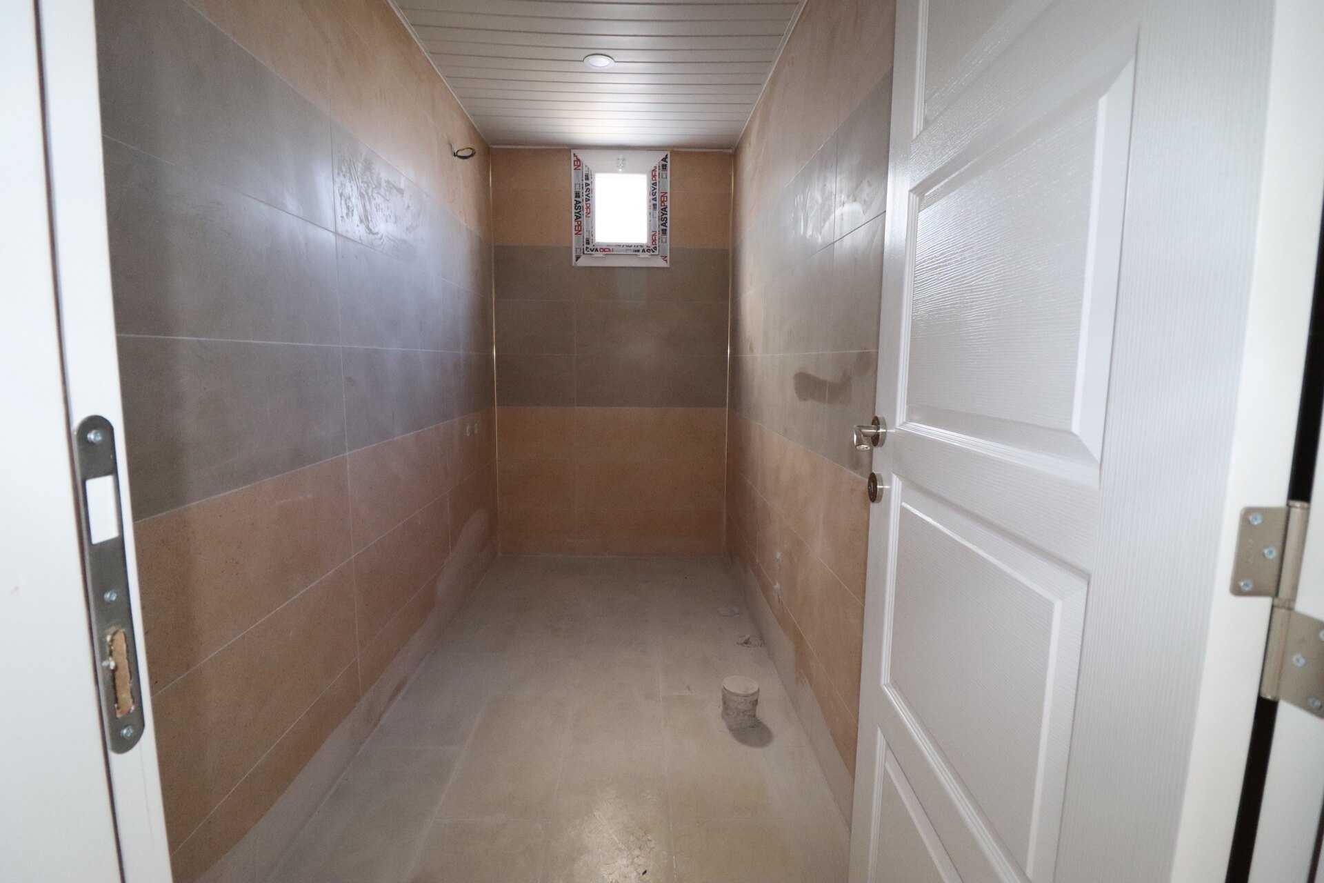  Erdemli Alata Mah. 3-Front Flat te koop 2 + 1 met Master badkamer  Ons appartement in de wijk Erdemli Alata is nul en heeft een en-suite badkamer, alaturka wc, garderobe, stalen deur. De wijk Alata kijkt uit op de hoofdweg en de zee. Er zijn openbare instellingen en organisaties, apotheek, gezondheidscentrum, middelbare school, middelbare school in de Alata-wijk. Ons appartement is gelegen in de wijk Alata en ligt op dezelfde afstand van de hoofdweg en de zee. In het project in de wijk Alata zijn er dubbele flats op elke verdieping en ze hebben een lift. De wijk Alata is een van de meest waardevolle regio's op de woningmarkt in de regio.