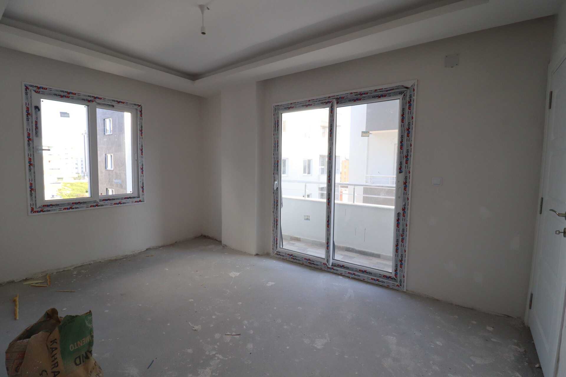  Erdemli Alata Mah. 3-Front Flat te koop 2 + 1 met Master badkamer  Ons appartement in de wijk Erdemli Alata is nul en heeft een en-suite badkamer, alaturka wc, garderobe, stalen deur. De wijk Alata kijkt uit op de hoofdweg en de zee. Er zijn openbare instellingen en organisaties, apotheek, gezondheidscentrum, middelbare school, middelbare school in de Alata-wijk. Ons appartement is gelegen in de wijk Alata en ligt op dezelfde afstand van de hoofdweg en de zee. In het project in de wijk Alata zijn er dubbele flats op elke verdieping en ze hebben een lift. De wijk Alata is een van de meest waardevolle regio's op de woningmarkt in de regio.