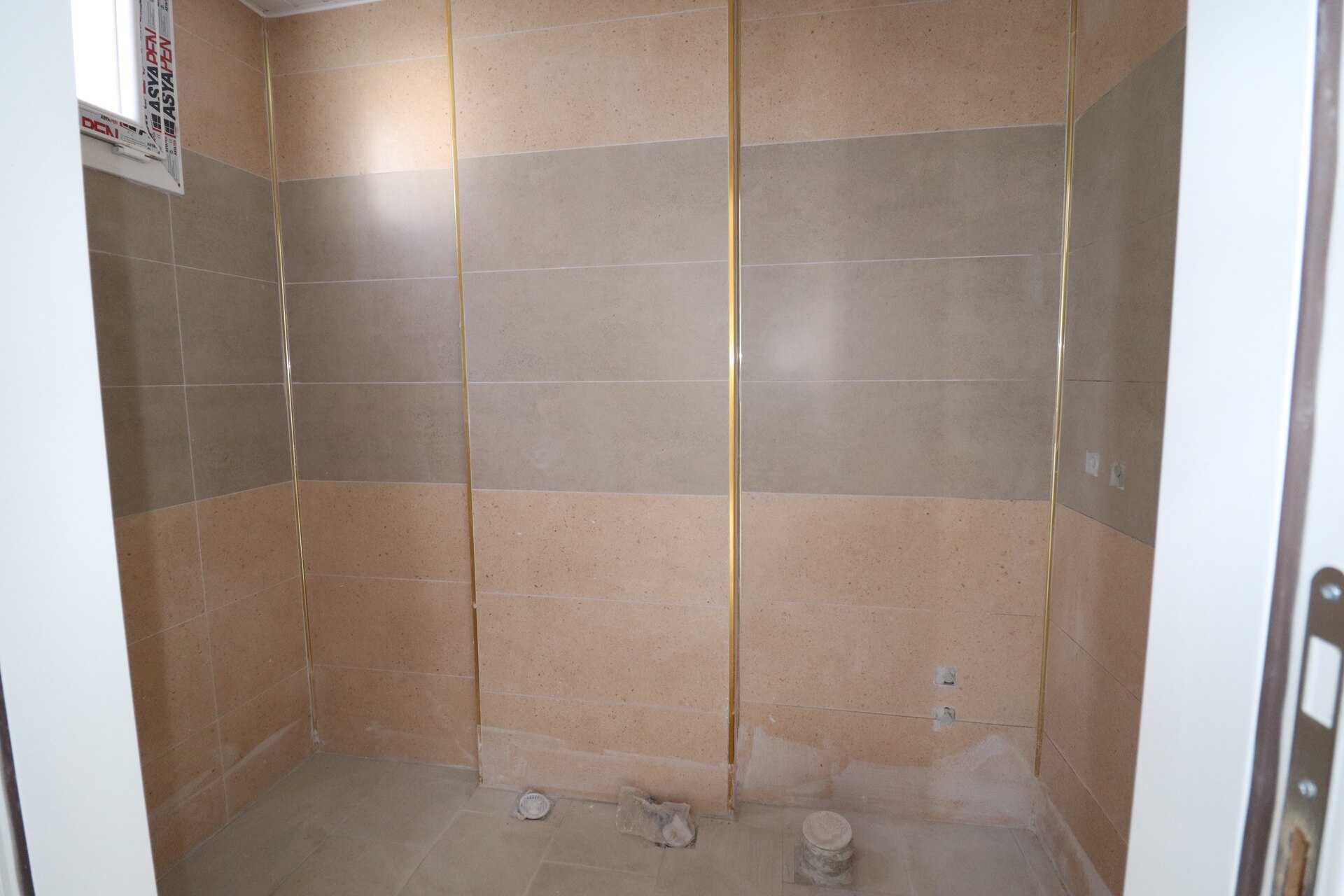  Erdemli Alata Mah. 3-Front Flat te koop 2 + 1 met Master badkamer  Ons appartement in de wijk Erdemli Alata is nul en heeft een en-suite badkamer, alaturka wc, garderobe, stalen deur. De wijk Alata kijkt uit op de hoofdweg en de zee. Er zijn openbare instellingen en organisaties, apotheek, gezondheidscentrum, middelbare school, middelbare school in de Alata-wijk. Ons appartement is gelegen in de wijk Alata en ligt op dezelfde afstand van de hoofdweg en de zee. In het project in de wijk Alata zijn er dubbele flats op elke verdieping en ze hebben een lift. De wijk Alata is een van de meest waardevolle regio's op de woningmarkt in de regio.