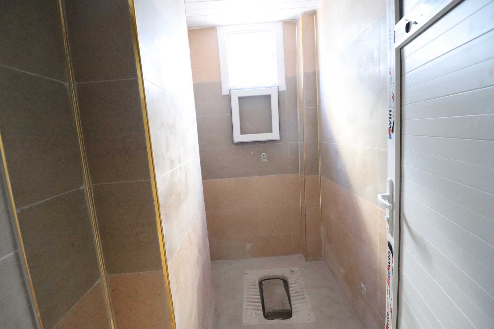  Erdemli Alata Mah. 3-Front Flat te koop 2 + 1 met Master badkamer  Ons appartement in de wijk Erdemli Alata is nul en heeft een en-suite badkamer, alaturka wc, garderobe, stalen deur. De wijk Alata kijkt uit op de hoofdweg en de zee. Er zijn openbare instellingen en organisaties, apotheek, gezondheidscentrum, middelbare school, middelbare school in de Alata-wijk. Ons appartement is gelegen in de wijk Alata en ligt op dezelfde afstand van de hoofdweg en de zee. In het project in de wijk Alata zijn er dubbele flats op elke verdieping en ze hebben een lift. De wijk Alata is een van de meest waardevolle regio's op de woningmarkt in de regio.