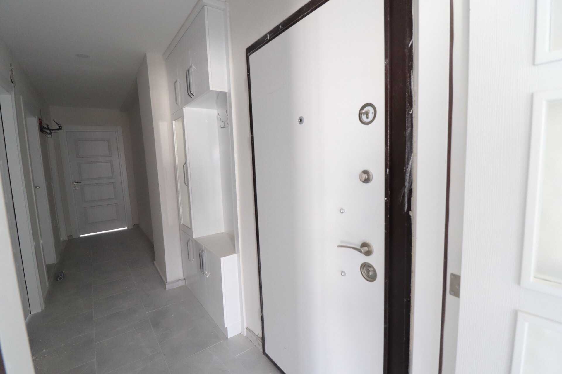  Erdemli Alata Mah. 3-Front Flat te koop 2 + 1 met Master badkamer  Ons appartement in de wijk Erdemli Alata is nul en heeft een en-suite badkamer, alaturka wc, garderobe, stalen deur. De wijk Alata kijkt uit op de hoofdweg en de zee. Er zijn openbare instellingen en organisaties, apotheek, gezondheidscentrum, middelbare school, middelbare school in de Alata-wijk. Ons appartement is gelegen in de wijk Alata en ligt op dezelfde afstand van de hoofdweg en de zee. In het project in de wijk Alata zijn er dubbele flats op elke verdieping en ze hebben een lift. De wijk Alata is een van de meest waardevolle regio's op de woningmarkt in de regio.