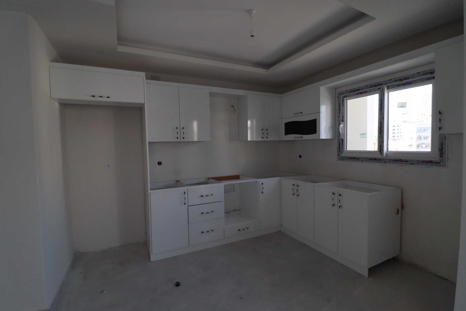  Erdemli Alata Mah. 3-Front Flat te koop 2 + 1 met Master badkamer  Ons appartement in de wijk Erdemli Alata is nul en heeft een en-suite badkamer, alaturka wc, garderobe, stalen deur. De wijk Alata kijkt uit op de hoofdweg en de zee. Er zijn openbare instellingen en organisaties, apotheek, gezondheidscentrum, middelbare school, middelbare school in de Alata-wijk. Ons appartement is gelegen in de wijk Alata en ligt op dezelfde afstand van de hoofdweg en de zee. In het project in de wijk Alata zijn er dubbele flats op elke verdieping en ze hebben een lift. De wijk Alata is een van de meest waardevolle regio's op de woningmarkt in de regio.