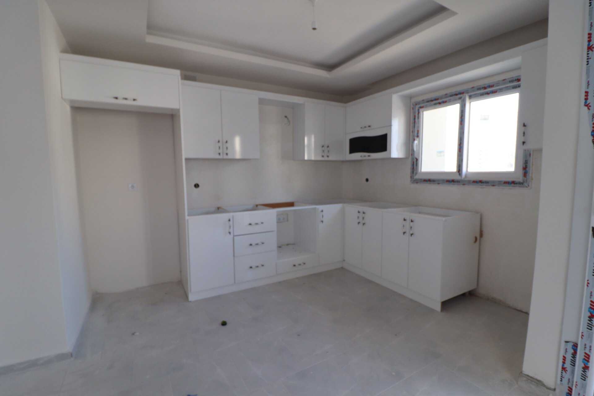  Erdemli Alata Mah. 3-Front Flat te koop 2 + 1 met Master badkamer  Ons appartement in de wijk Erdemli Alata is nul en heeft een en-suite badkamer, alaturka wc, garderobe, stalen deur. De wijk Alata kijkt uit op de hoofdweg en de zee. Er zijn openbare instellingen en organisaties, apotheek, gezondheidscentrum, middelbare school, middelbare school in de Alata-wijk. Ons appartement is gelegen in de wijk Alata en ligt op dezelfde afstand van de hoofdweg en de zee. In het project in de wijk Alata zijn er dubbele flats op elke verdieping en ze hebben een lift. De wijk Alata is een van de meest waardevolle regio's op de woningmarkt in de regio.