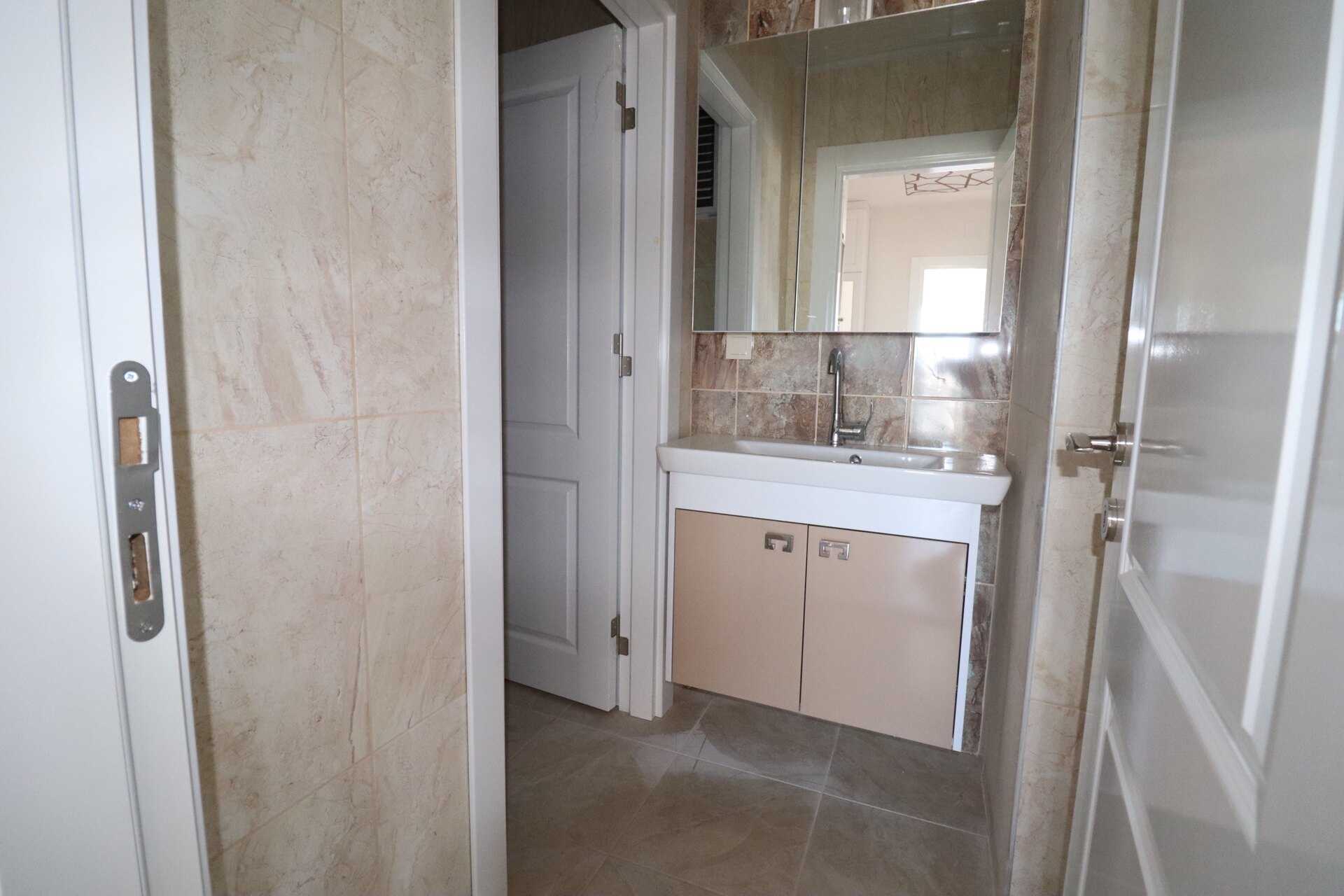 Erdemli Akdeniz Mah. Luxe 3 + 1 appartement te koop in de basisschool van Hürriyet