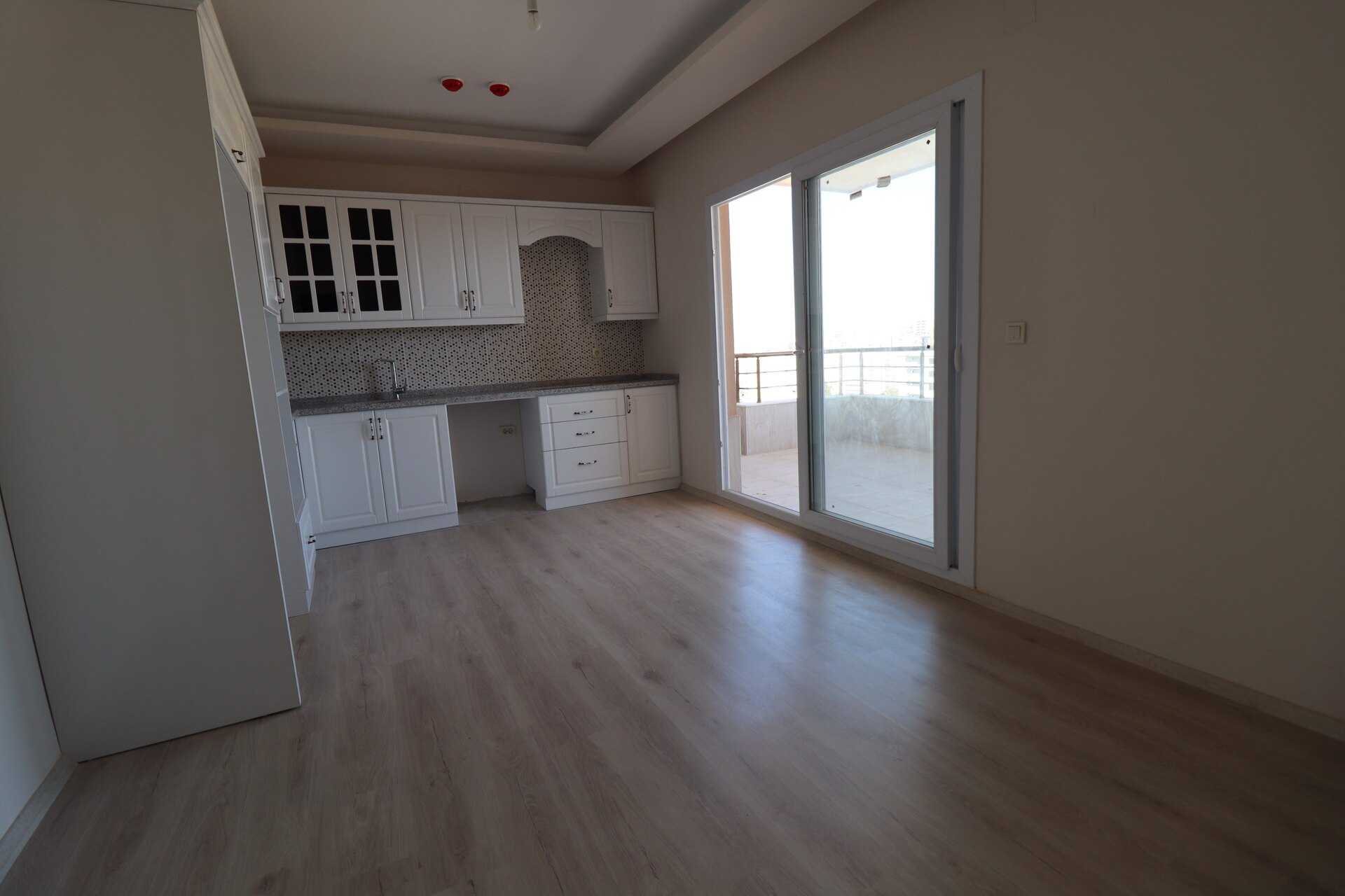 Erdemli Akdeniz Mah. Luxe 3 + 1 appartement te koop in de basisschool van Hürriyet