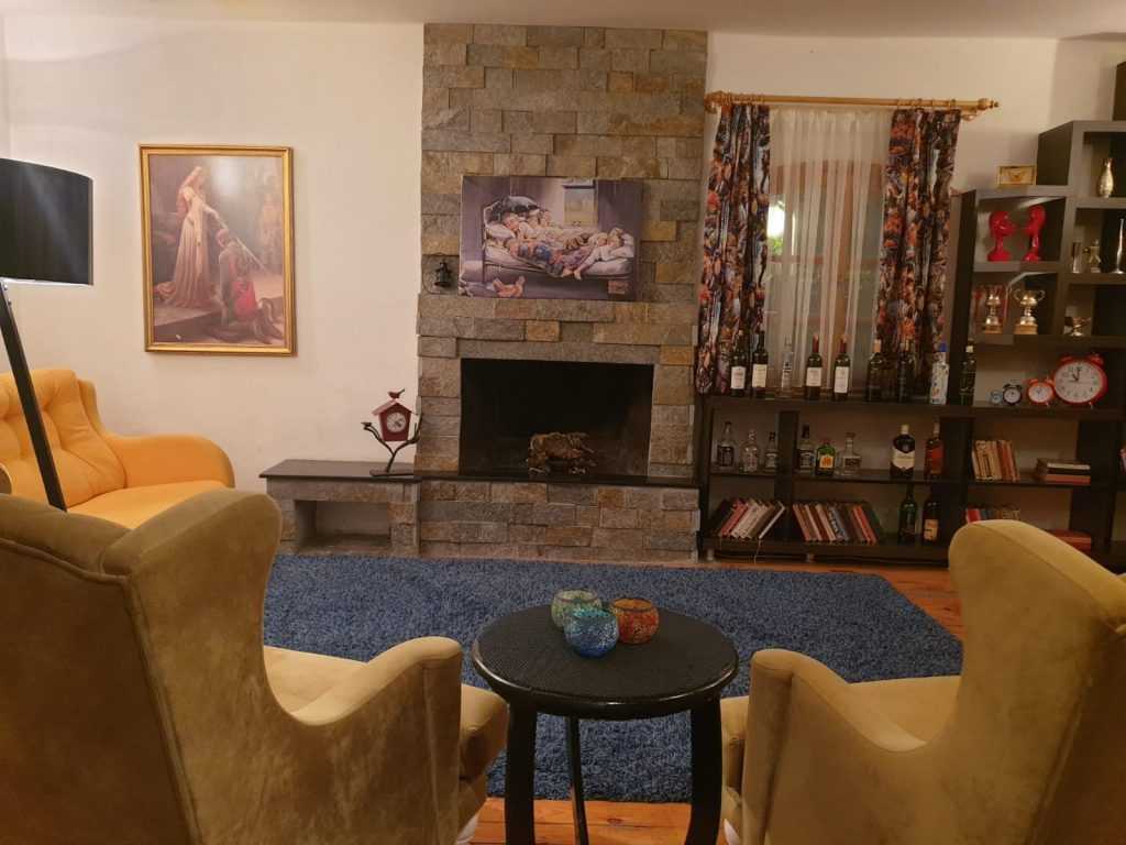 Çeşmeli de  Bağımsız Havuz Eşyalı Satılık 3.5+1  BağımsızÖzel Dizayn  Villa
