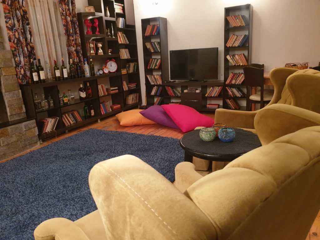 Çeşmeli de  Bağımsız Havuz Eşyalı Satılık 3.5+1  BağımsızÖzel Dizayn  Villa