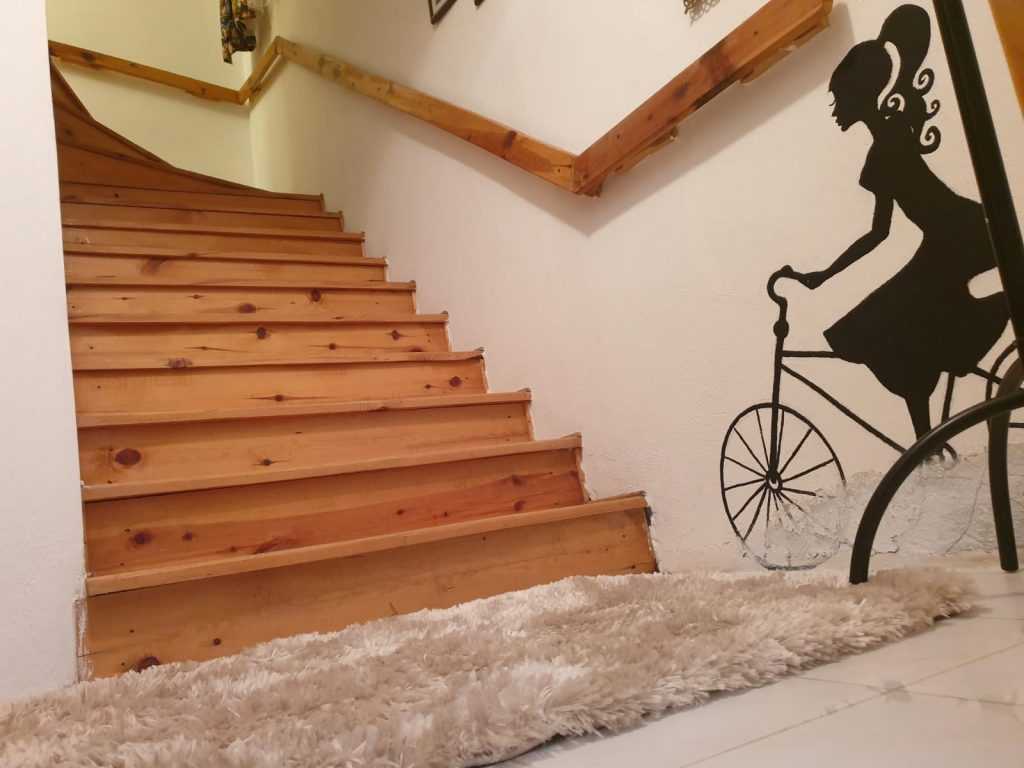Çeşmeli de  Bağımsız Havuz Eşyalı Satılık 3.5+1  BağımsızÖzel Dizayn  Villa