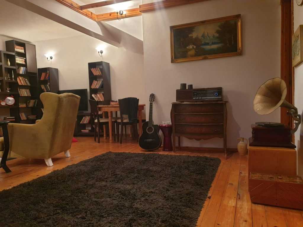 Çeşmeli de  Bağımsız Havuz Eşyalı Satılık 3.5+1  BağımsızÖzel Dizayn  Villa