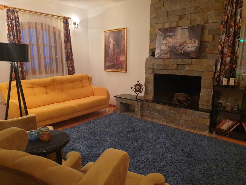 Çeşmeli de  Bağımsız Havuz Eşyalı Satılık 3.5+1  BağımsızÖzel Dizayn  Villa