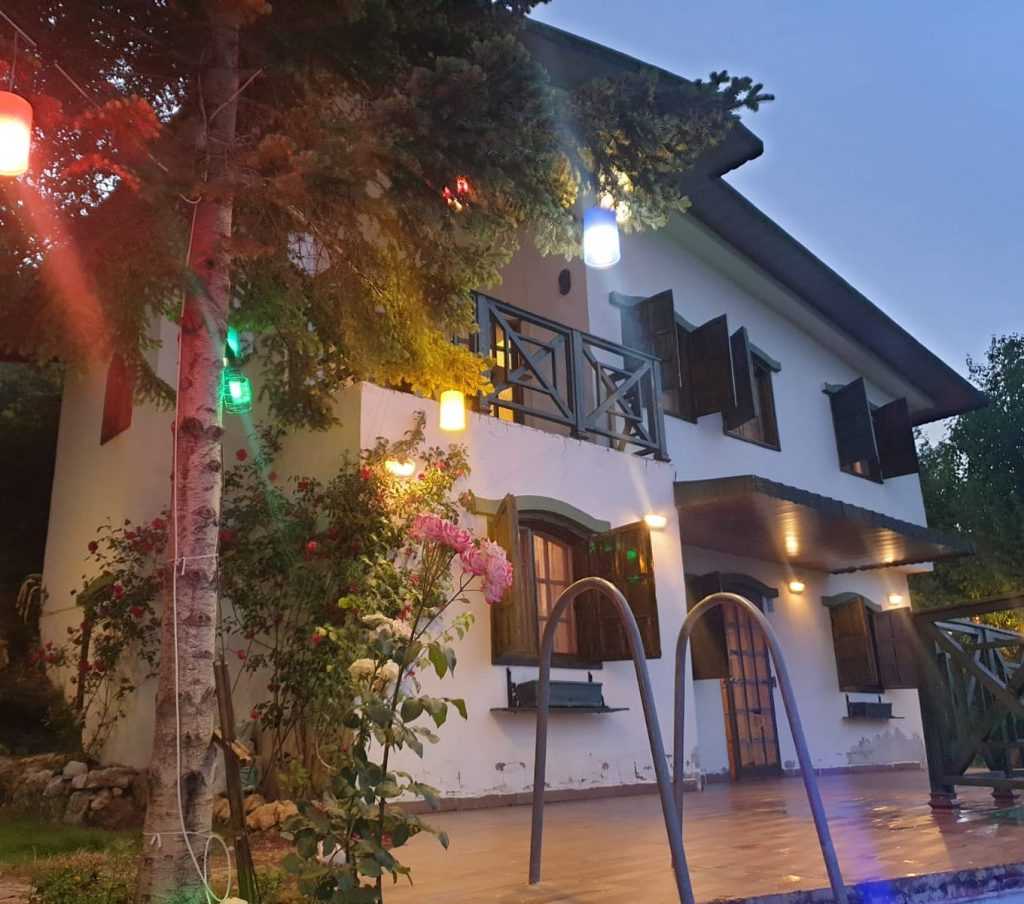 Çeşmeli de  Bağımsız Havuz Eşyalı Satılık 3.5+1  BağımsızÖzel Dizayn  Villa