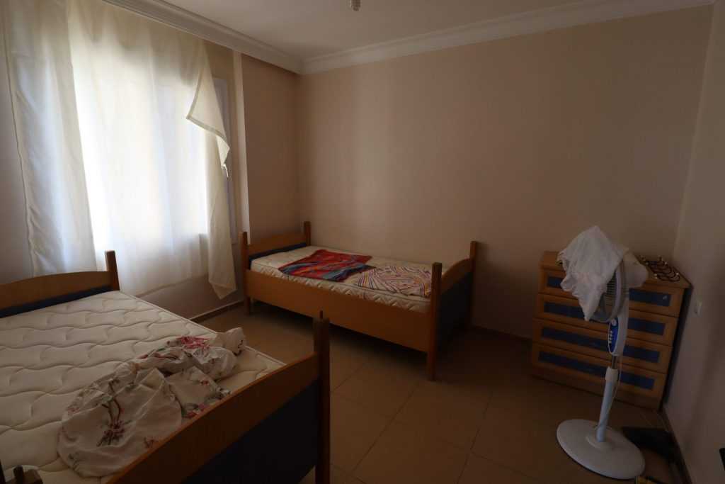 ÇEŞMELİ ADAKOĞLU SİTESİ EŞYALI SATILIK 2+1 DAİRE