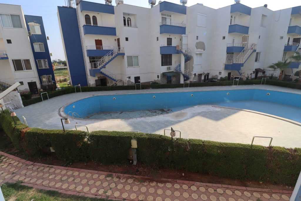 ÇEŞMELİ ADAKOĞLU SİTESİ EŞYALI SATILIK 2+1 DAİRE