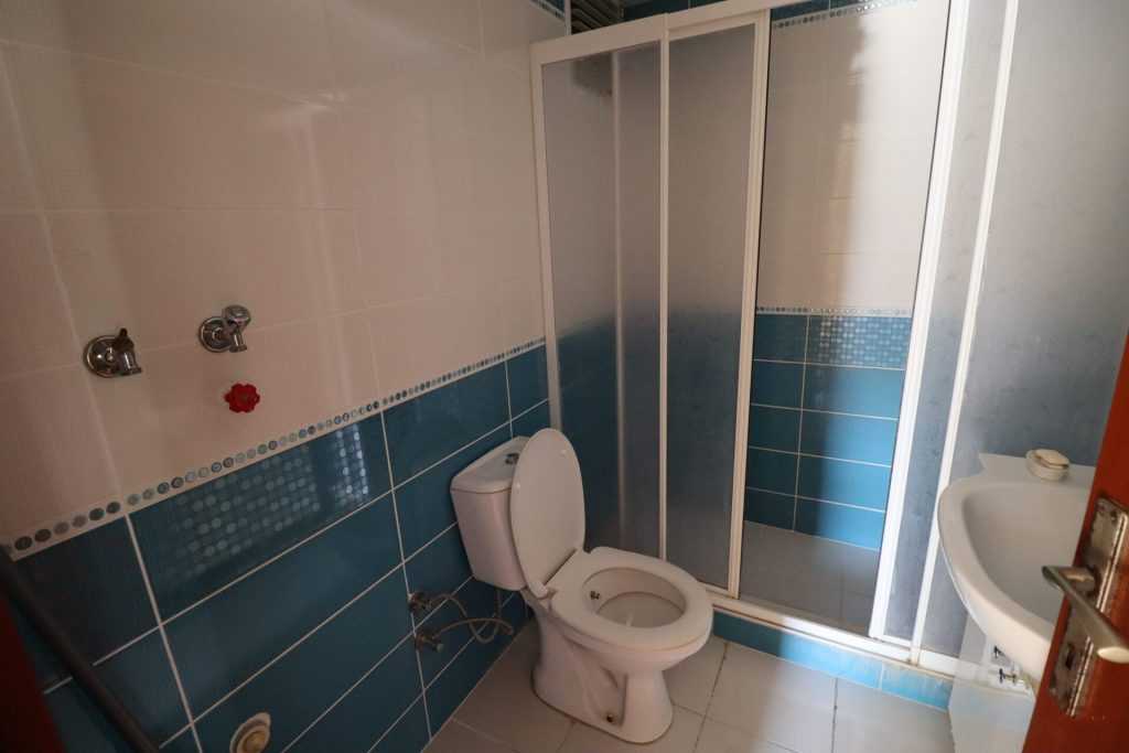 ÇEŞMELİ ADAKOĞLU SİTESİ EŞYALI SATILIK 2+1 DAİRE