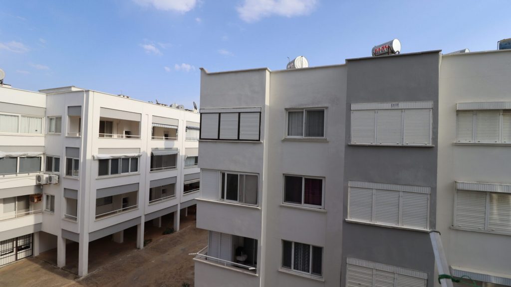 MERSİN KUMKUYU KORİKOS SİTESİ EŞYALI SATILIK 1+1 BAKIMLI DAİRE