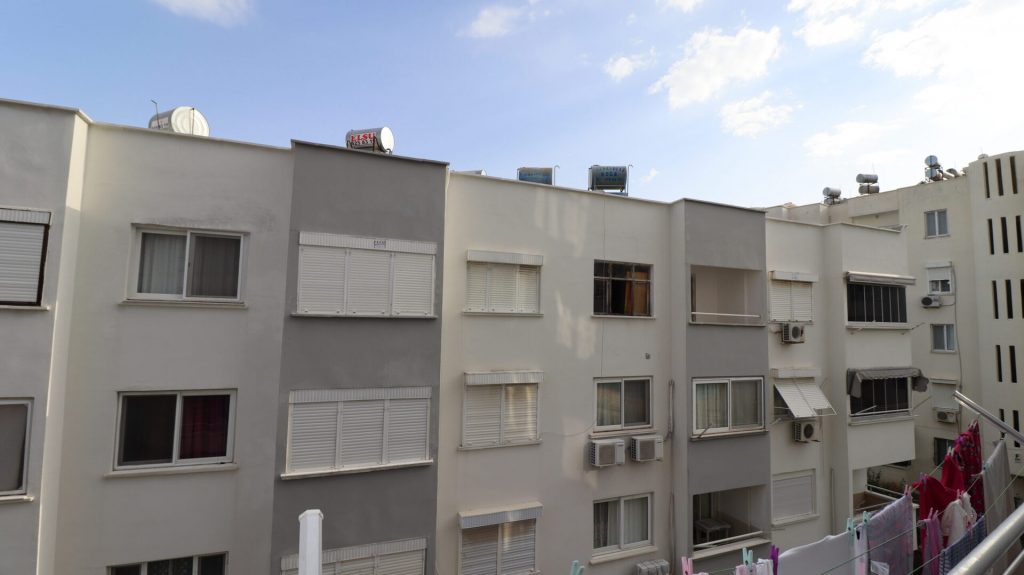 MERSİN KUMKUYU KORİKOS SİTESİ EŞYALI SATILIK 1+1 BAKIMLI DAİRE