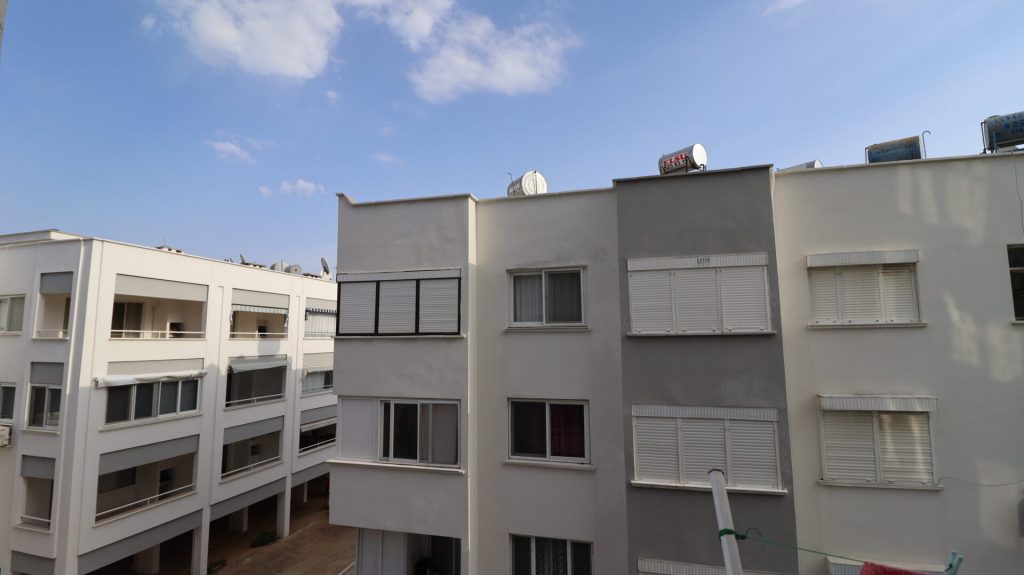 MERSİN KUMKUYU KORİKOS SİTESİ EŞYALI SATILIK 1+1 BAKIMLI DAİRE