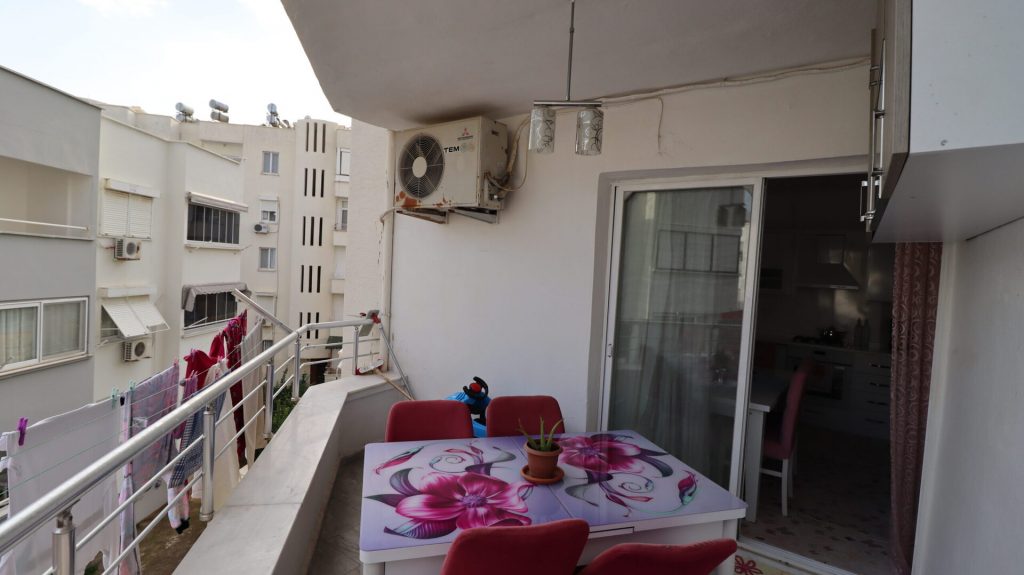 MERSİN KUMKUYU KORİKOS SİTESİ EŞYALI SATILIK 1+1 BAKIMLI DAİRE