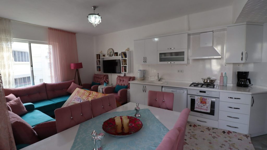 MERSİN KUMKUYU KORİKOS SİTESİ EŞYALI SATILIK 1+1 BAKIMLI DAİRE