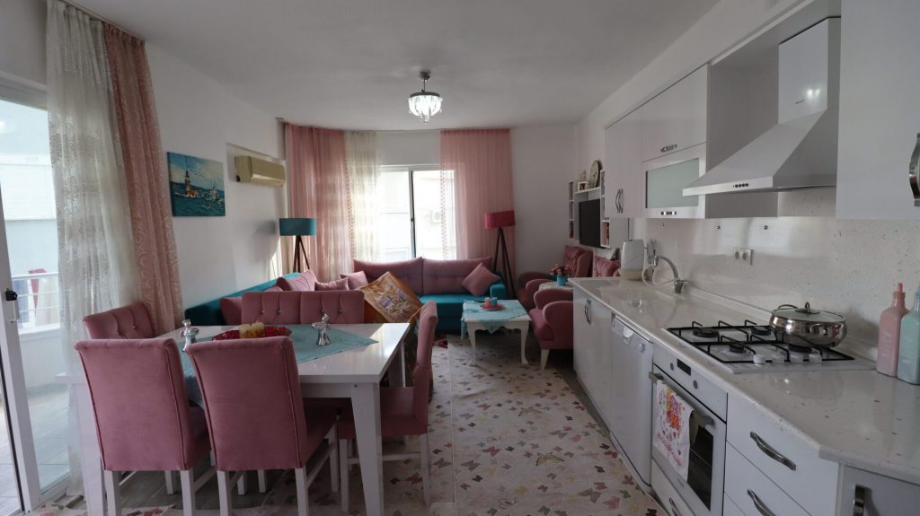 MERSİN KUMKUYU KORİKOS SİTESİ EŞYALI SATILIK 1+1 BAKIMLI DAİRE