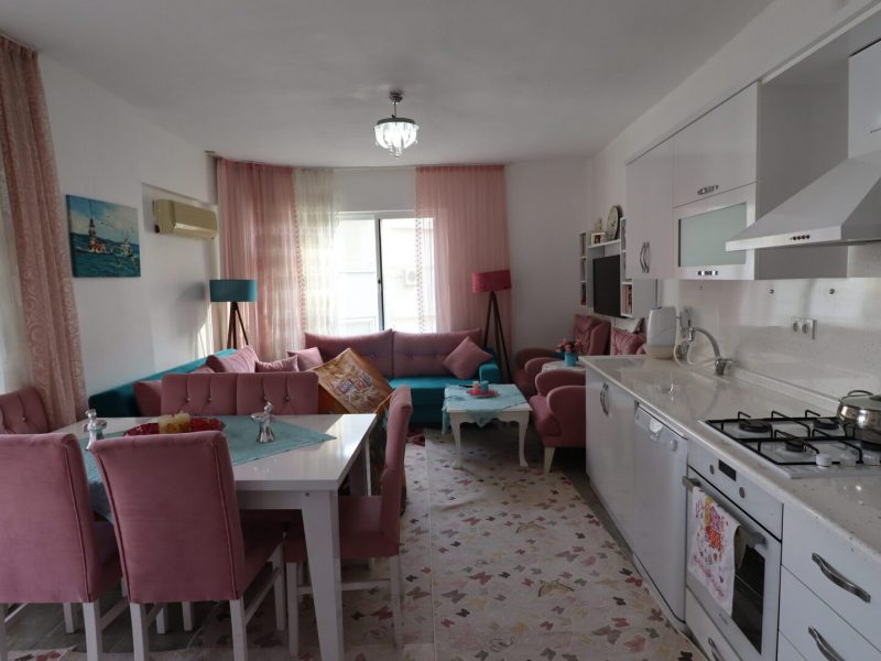 MERSİN KUMKUYU KORİKOS SİTESİ EŞYALI SATILIK 1+1 BAKIMLI DAİRE
