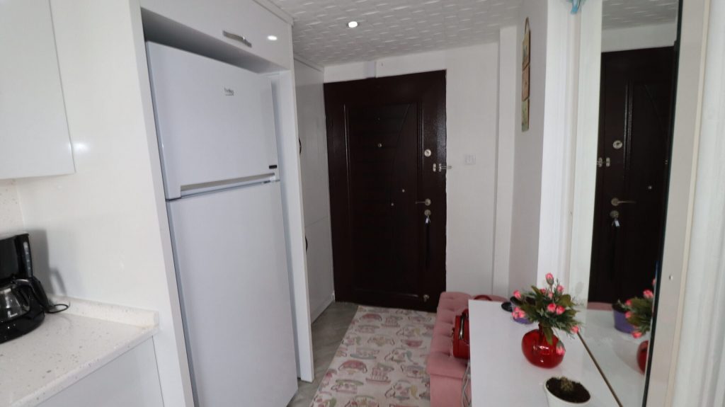 MERSİN KUMKUYU KORİKOS SİTESİ EŞYALI SATILIK 1+1 BAKIMLI DAİRE