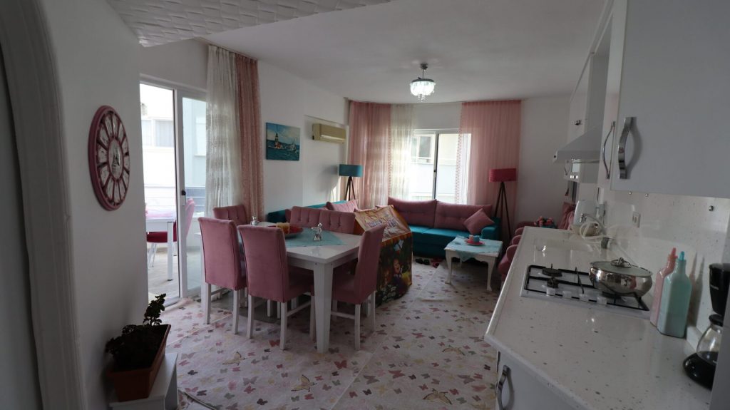 MERSİN KUMKUYU KORİKOS SİTESİ EŞYALI SATILIK 1+1 BAKIMLI DAİRE