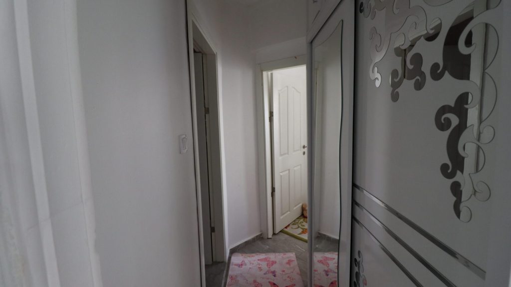 MERSİN KUMKUYU KORİKOS SİTESİ EŞYALI SATILIK 1+1 BAKIMLI DAİRE